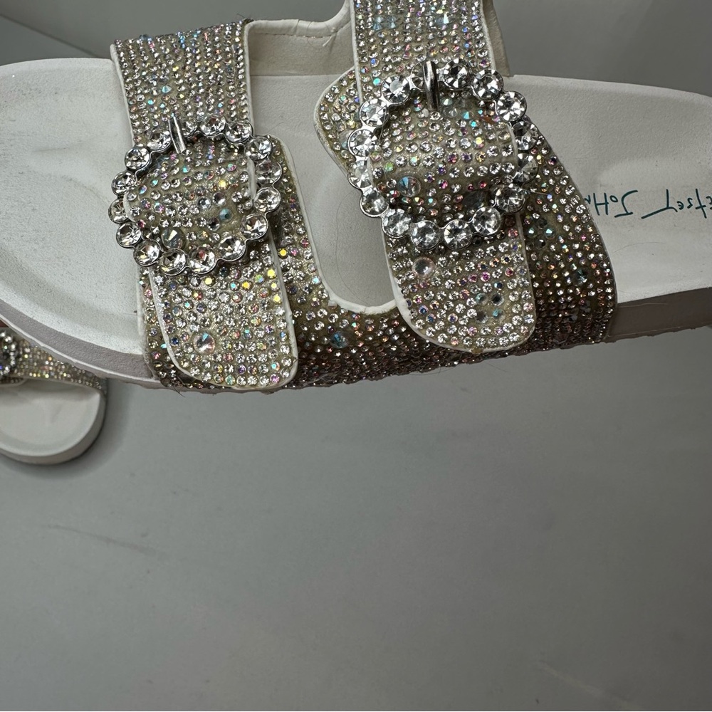 Betsey Johnson 🧶 Silver clear crystal embellished Sandals Sz 8 - Picture 2 of 6